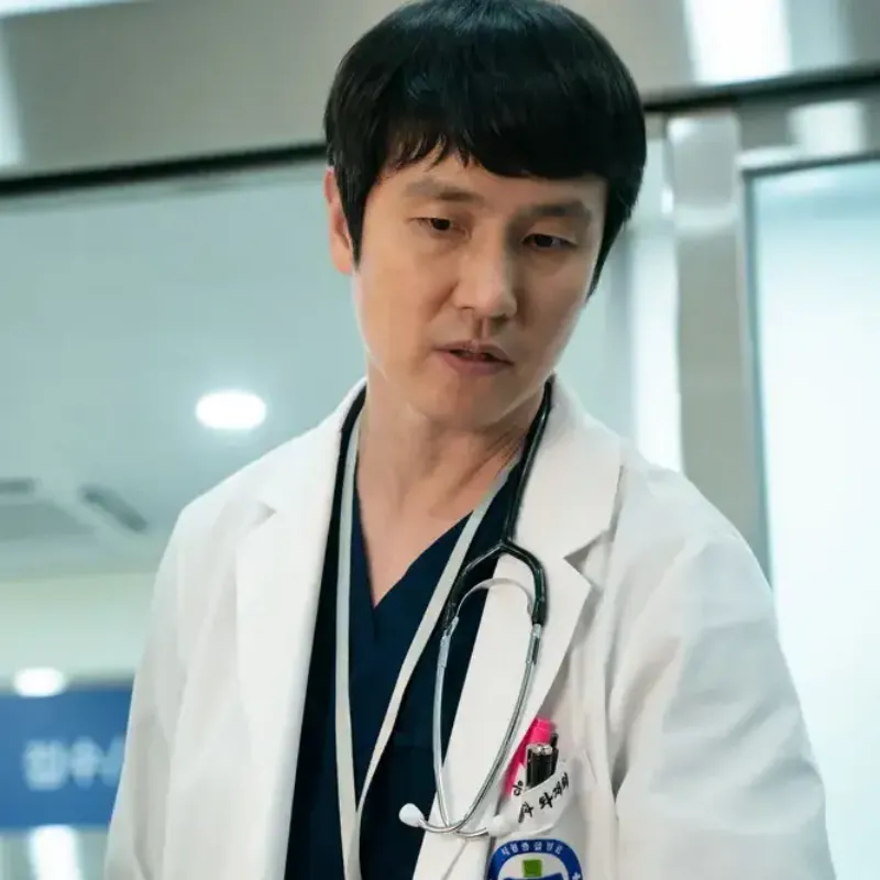 태원종합병원에서 의사 가운을 입고 진찰하는 소방서 옆 경찰서 그리고 국과수의 차재희