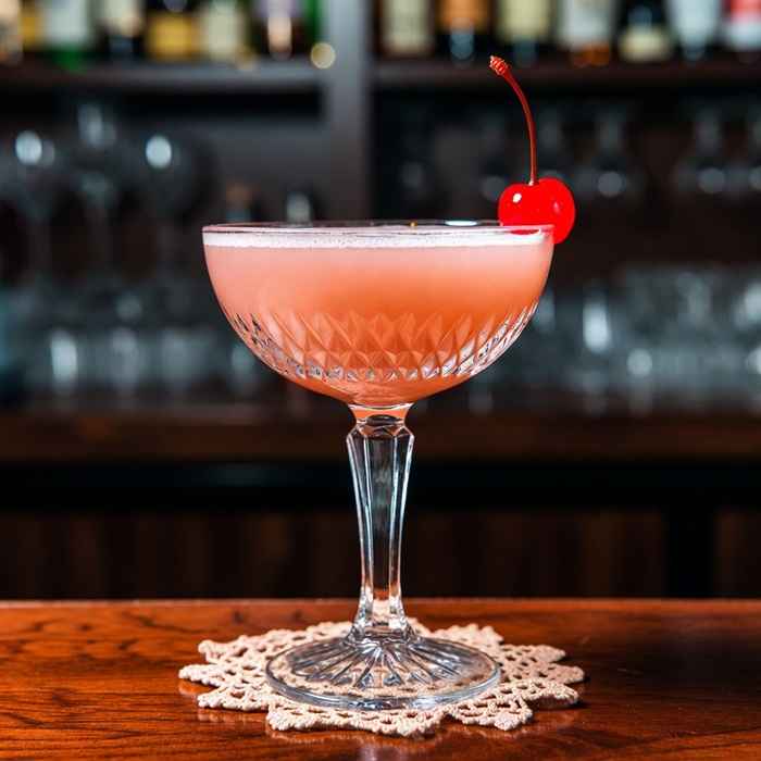 은은한 핑크빛과 체리 장식이 조화로운 우아한 메리 픽포드 완성 사진