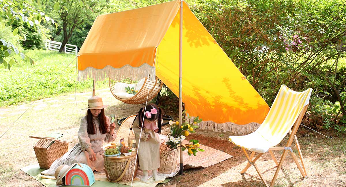 모녀가 피크닉을 즐기고 있다.