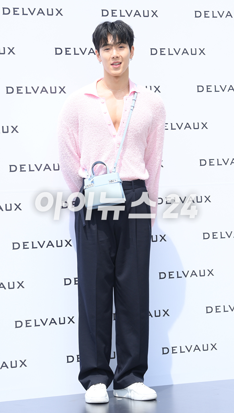 몬스타엑스 셔누가 12일 오후 서울 강남구 갤러리아 압구정점에서 진행된 델보(DELVAUX) 리뉴얼 오픈행사에 참석하고 있다. [사진=정소희 기자]