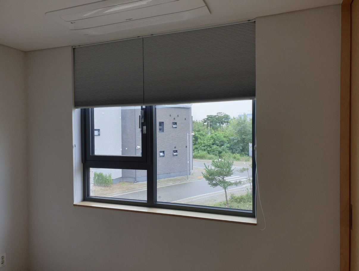 2층 창문을 통해 조망권을 확인하고 있는 모습