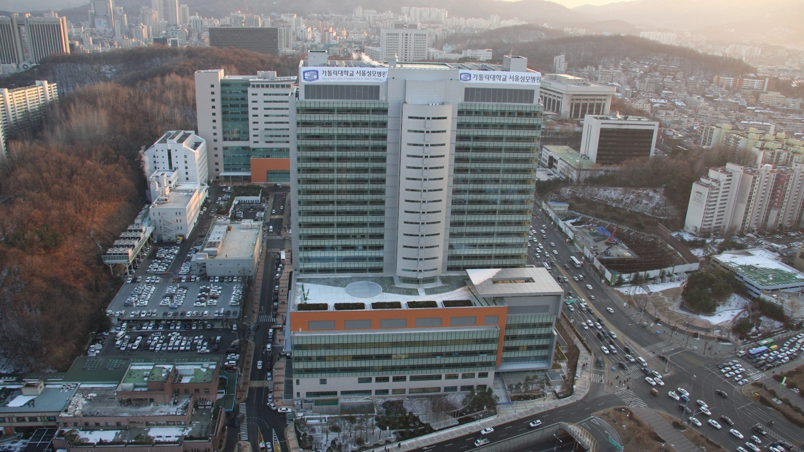 서울성모병원 본관 항공 전경(반포대로)