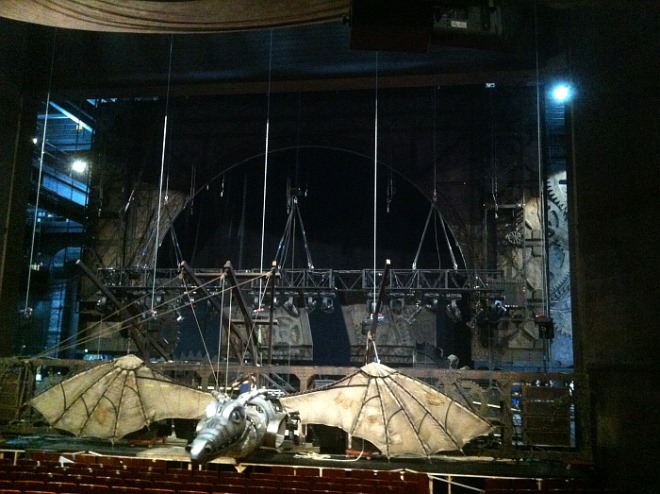 뮤지컬의 다양한 장치가 담긴 무대 사진