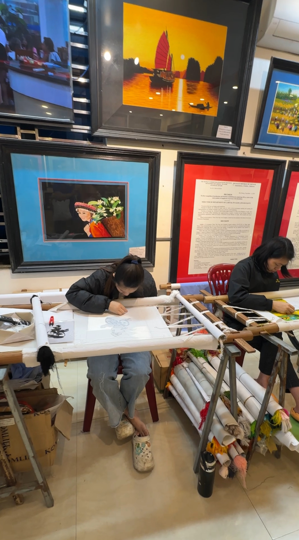 하롱베이 가는 길의 휴게소 내부