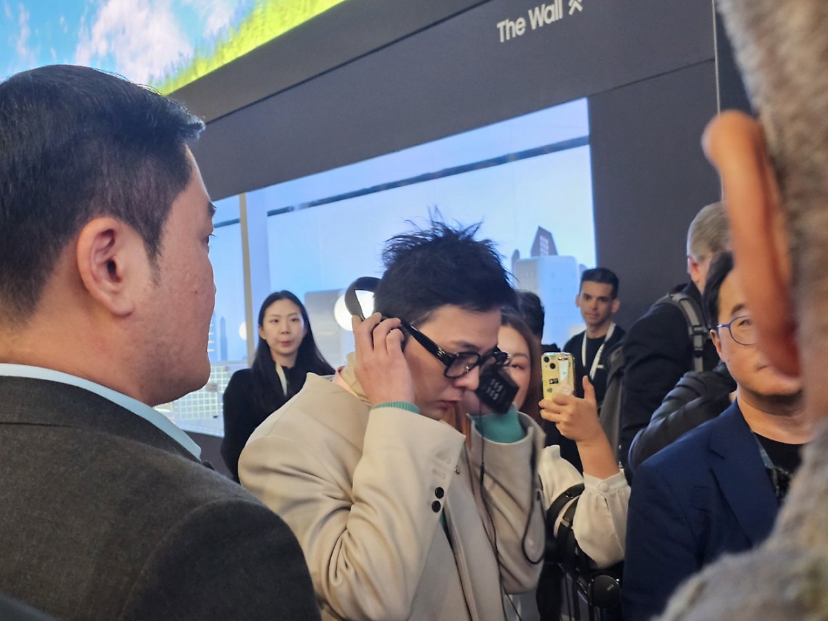 가수 지드래곤이 CES 2024에 참석했다