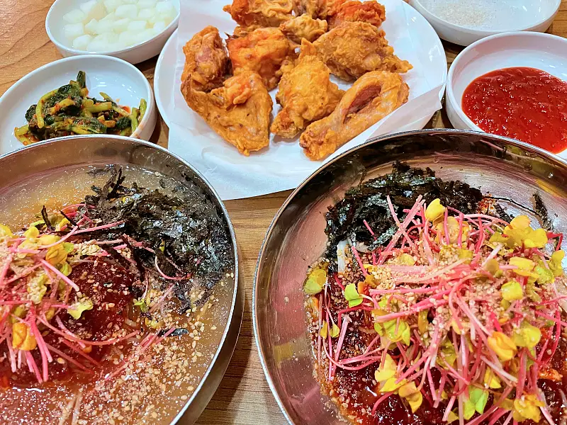메밀국수와 치킨의 최초 조합 메밀 후라이드 치킨, 물막국수, 비빔 막국수 충주 맛집