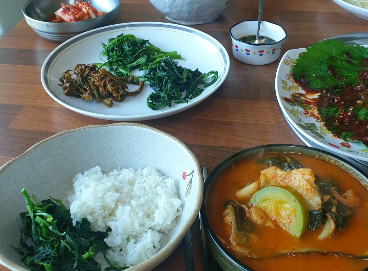 식객 허영만의 백반기행 297회 귀궁 육성재와 함께한 춘천 밥상 춘천 메기구이와 메기매운탕 맛집