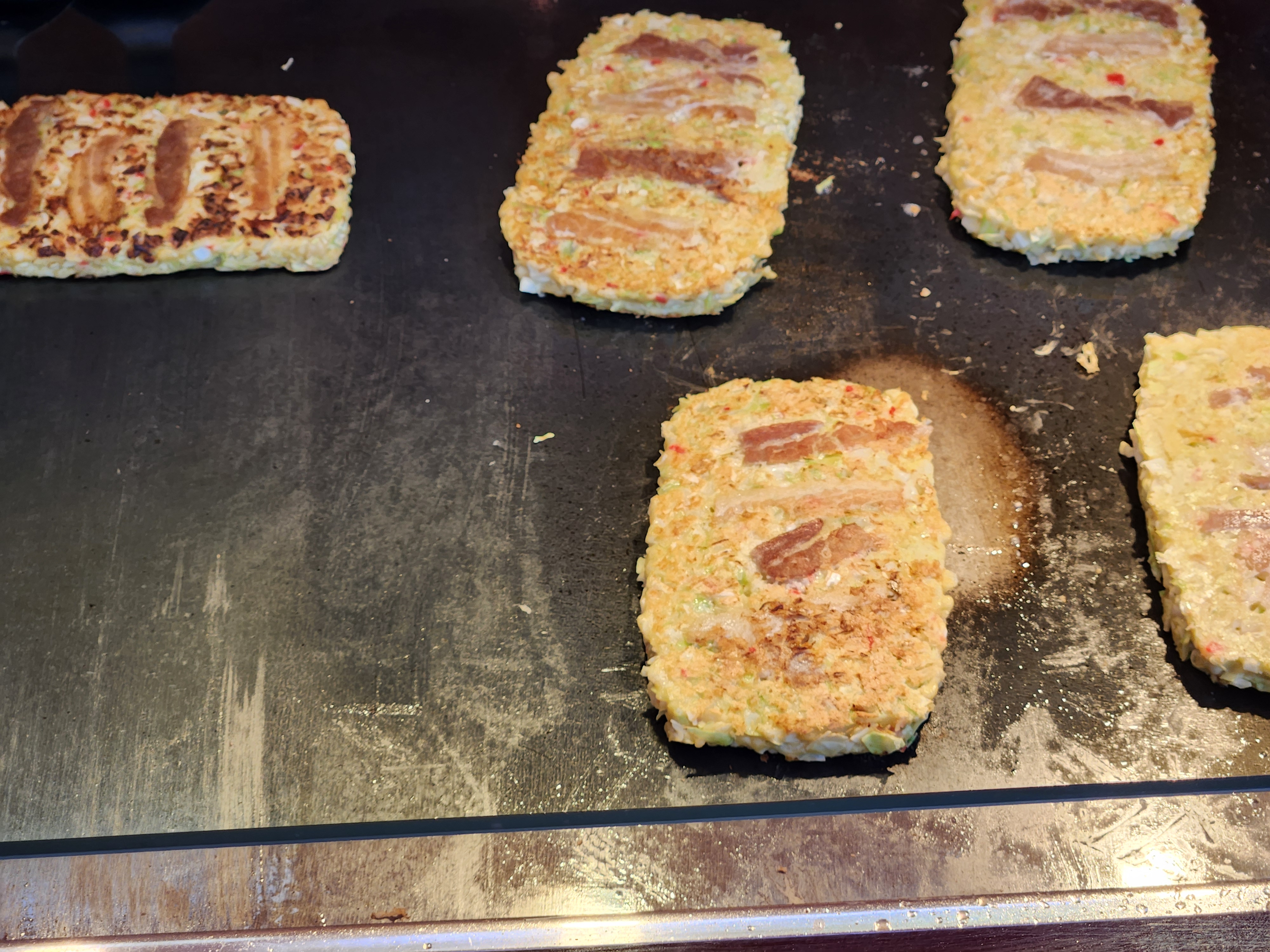 타코야키와 함께 파는 오꼬노미야키로 추정된다.