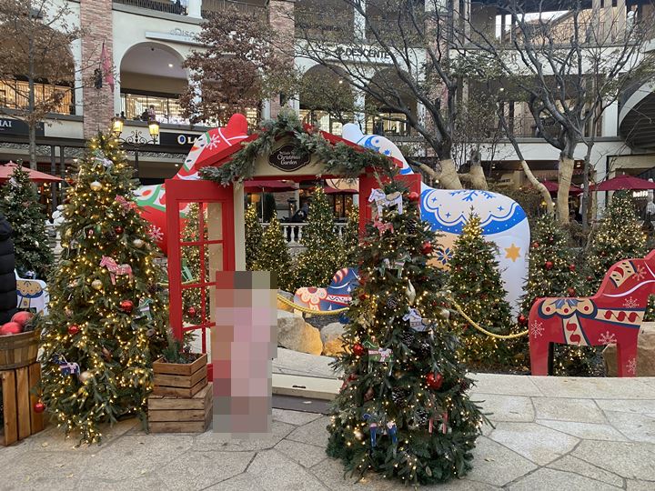 크리스마스-가든에서-사진-찍는-아이-모습