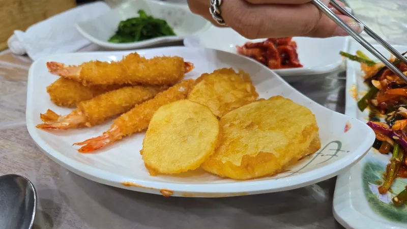 각종 튀김들이 있는 모습