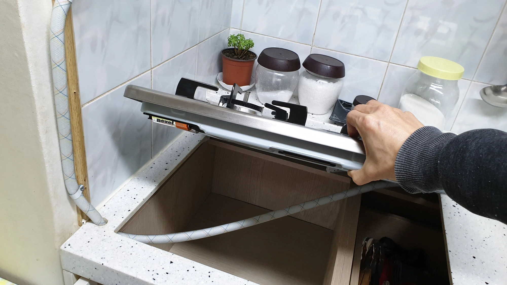 매립형 가스레인지 꺼내는 모습