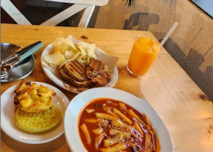 맛이 좋은 닭가슴살그릴샌드위치, 떡볶이, 반시홍시스무디