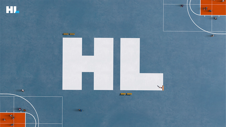 하늘 높이 올라간 카메라에 의해 코트에 그려진 HL 라인이 보인다.
