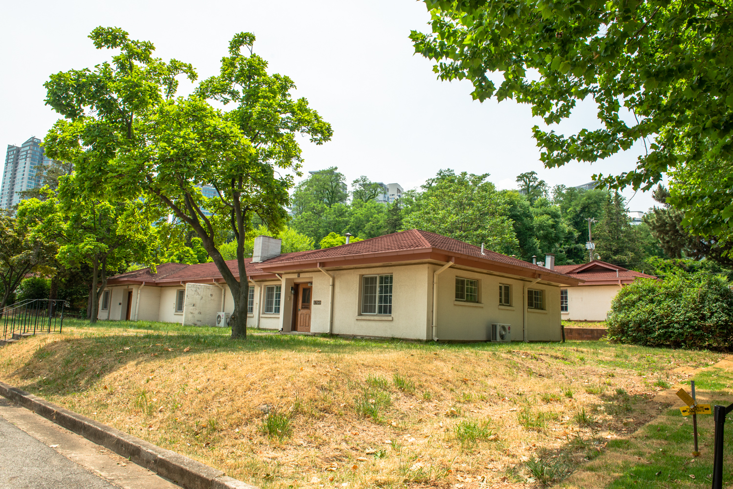 단층의 고저넉한 장교숙소
