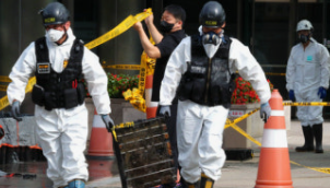 복구 현장 작업자와 소방 인력 모습