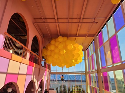 카페 비비하우스에서 풍선을 타고 하늘을 날고 있는 모습