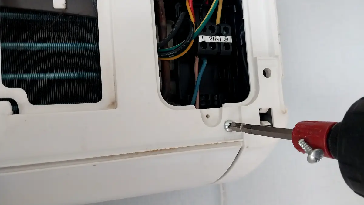 캐리어에어컨-케이스-볼트제거