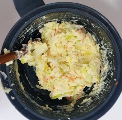 샌드위치 만들기 마요네즈 및 야채 섞은 사진