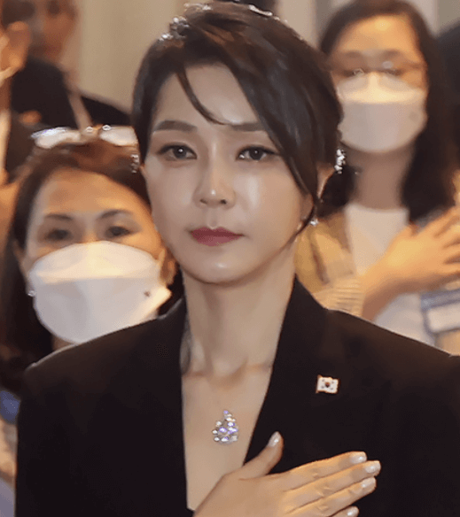 김건희 목걸이