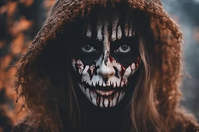 일본의 소름 끼치는 도시 전설: 쿠치사케 온나와 인형의 저주