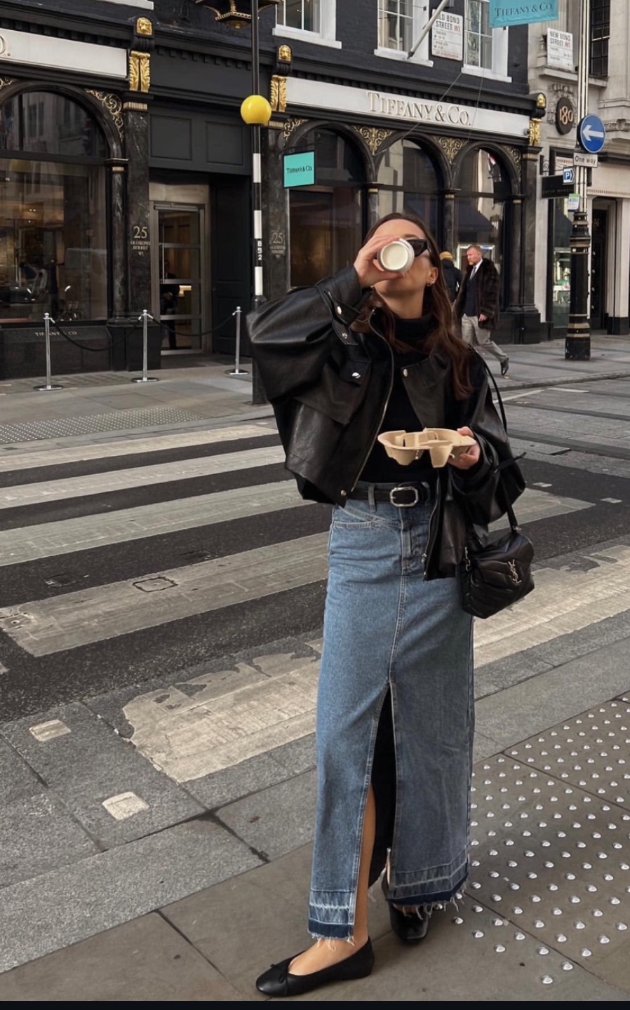 청스커트를 입은 여성이 커피를 마시는 사진