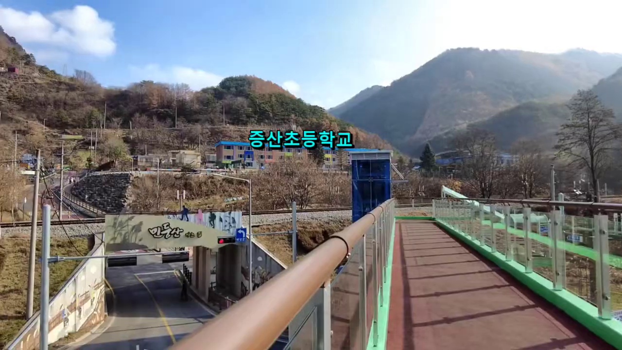 육교에서 바라본 증산초등학교와 주변 산자락