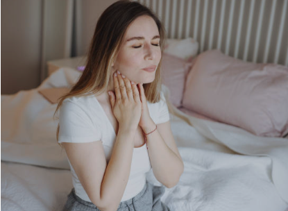 목아픈사진 목을잡고있는모습