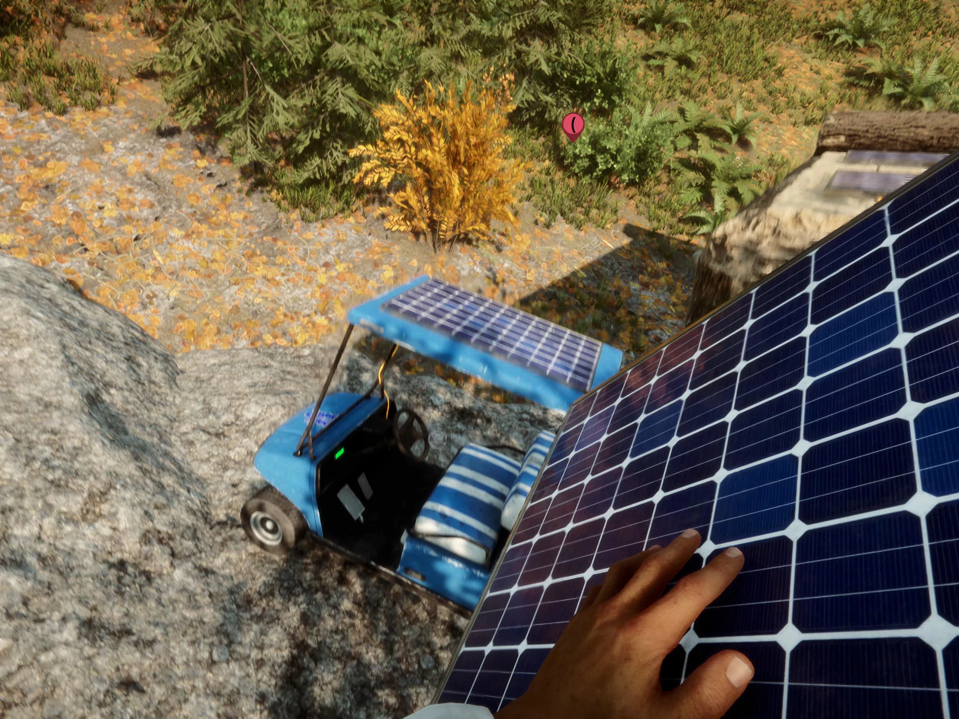 선즈 오브 더 포레스트 골프 카트를 태양광 패널로 충전하는 모습