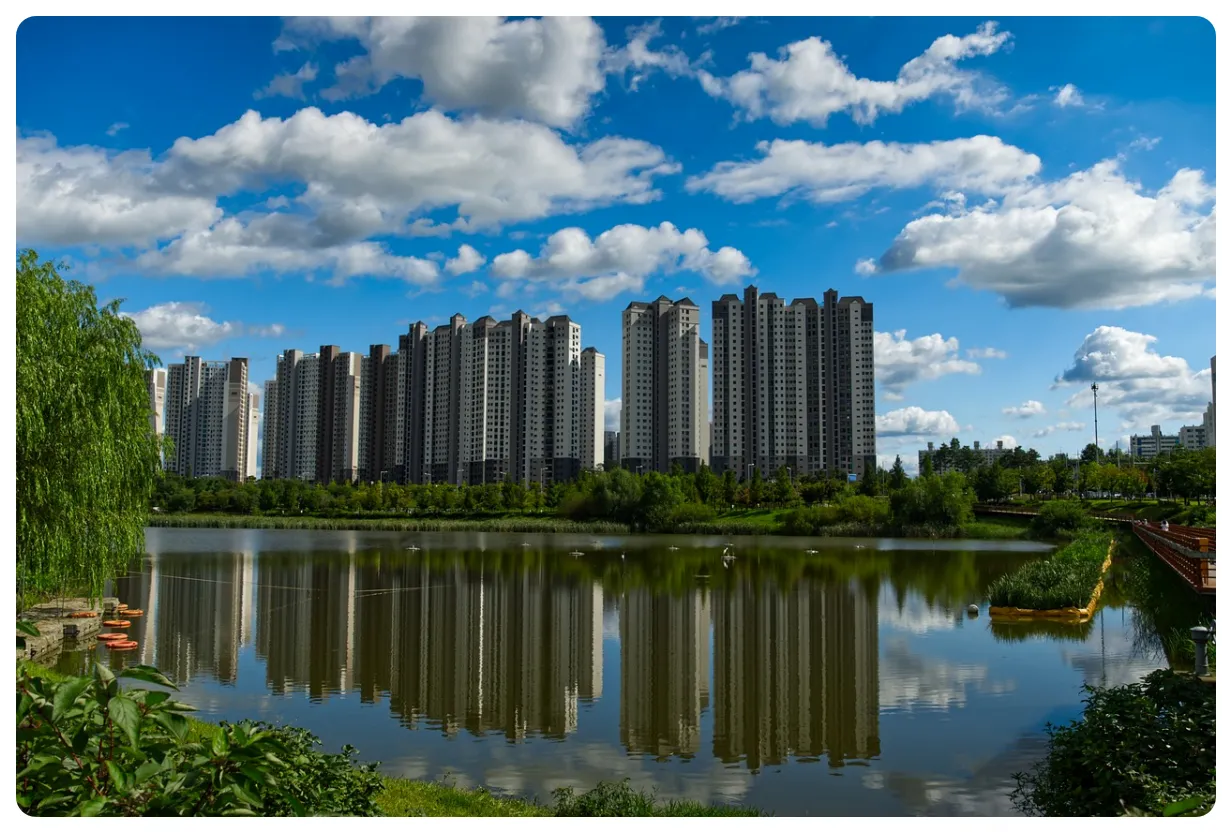 맑은-하늘과-강가-주변에-위치한-아파트-단지