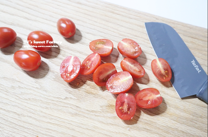 방울토마토 반으로 자른 이미지 입니다.