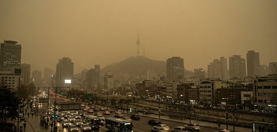 누런 황사로 뒤덮인 서울 도심 전경