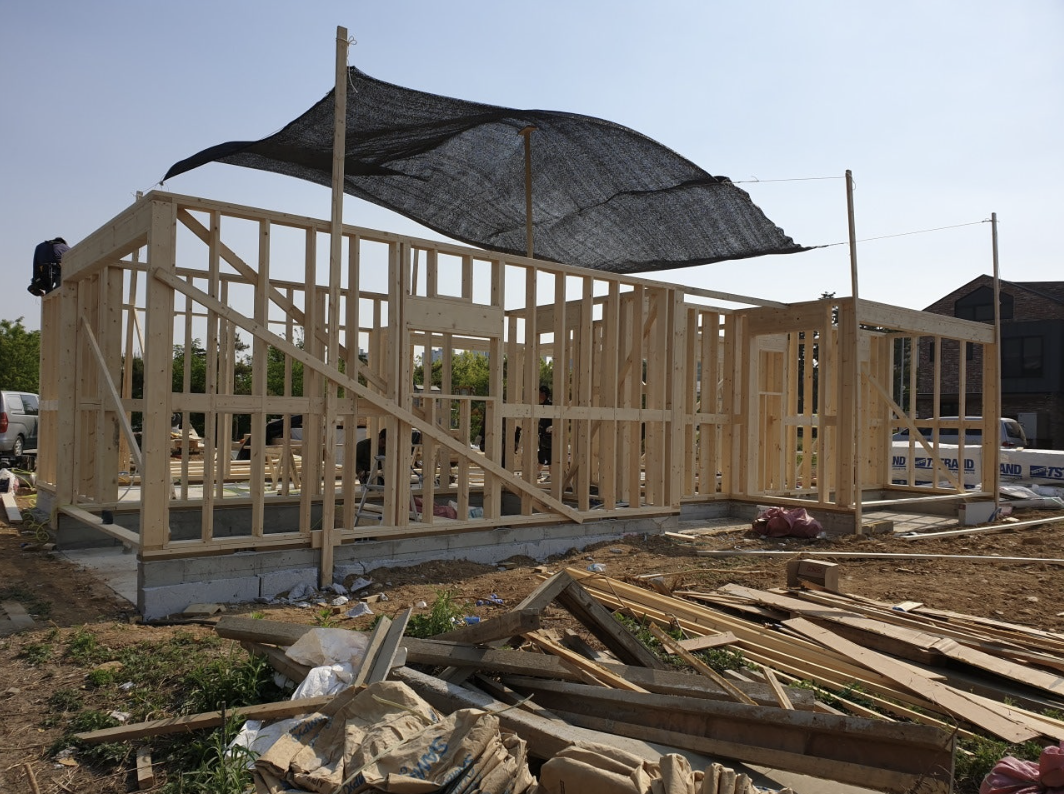 골조공사 작업이 한창인 현장의 모습