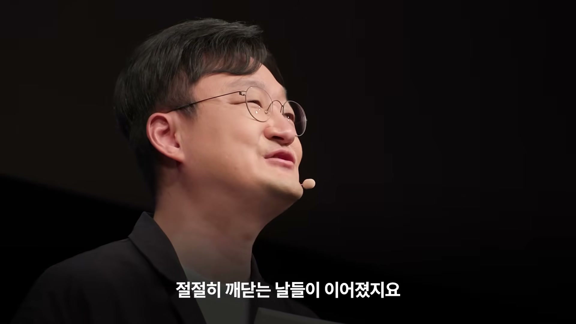 강연자 정보 카드 또는 강연 도입 컷. 오은 시인의 인물 사진과 강연 제목 깃드는 삶이 함께 보인다.