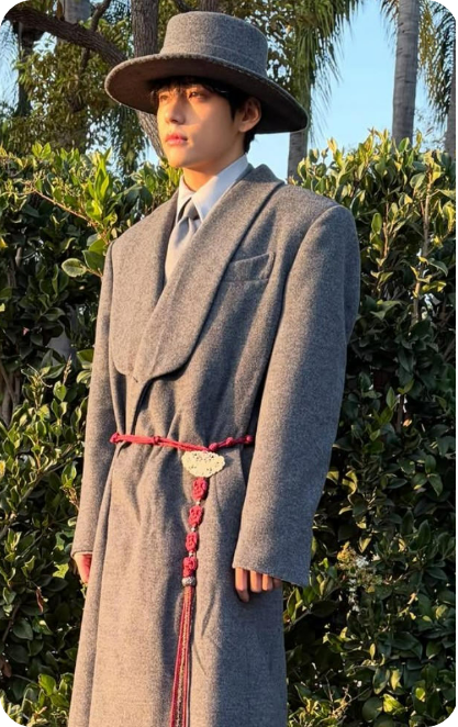 보그 할리우드에서 전통한복을 변형한 의상을 착용한 뷔 [사진=뷔 인스타]