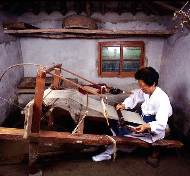 한산모시관 모시짜는 장면 전시