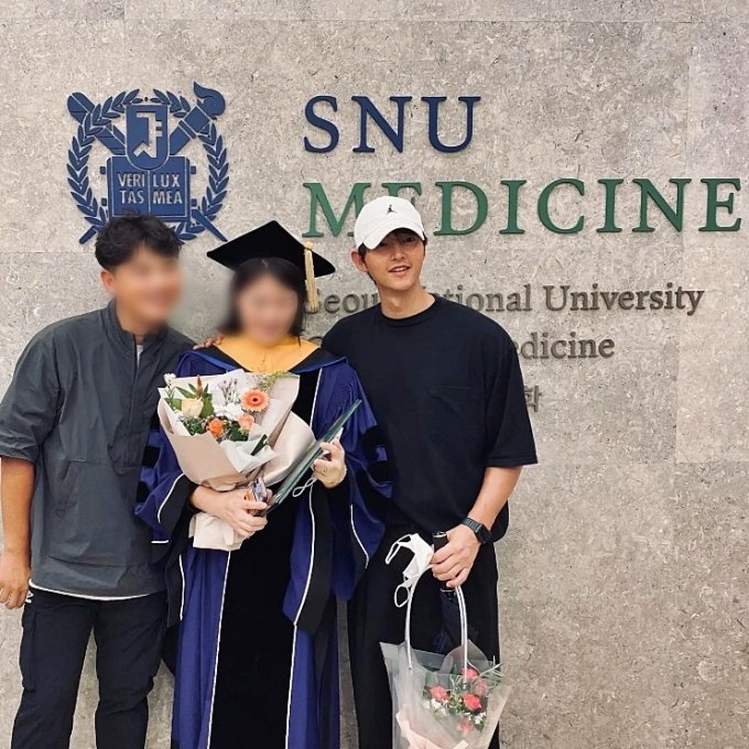 학위수여식-때-송중기-3남매