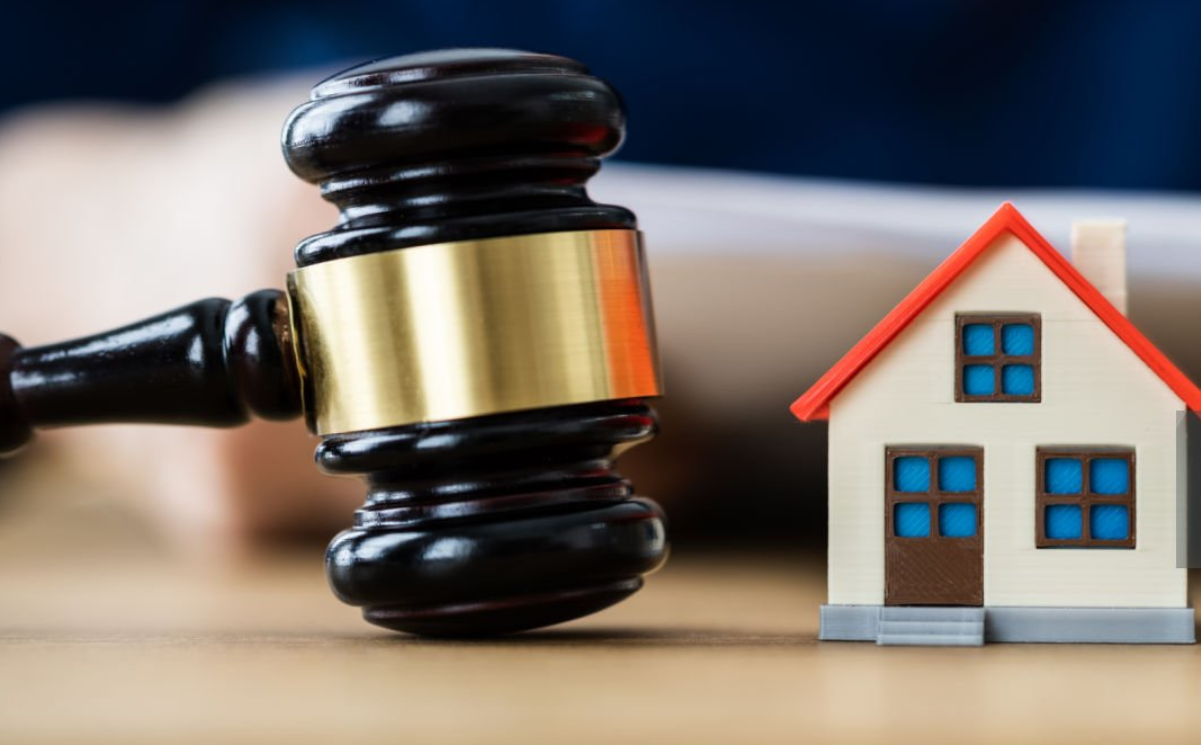 경매 주택을 나타내는 판사 봉 과 주택 모형