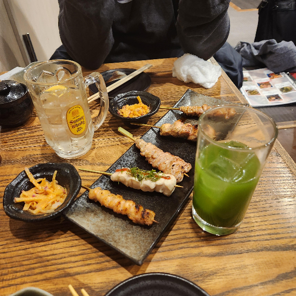 꼬치구이 5종 세트와 하이볼 그리고 말차 하이볼이 있다.