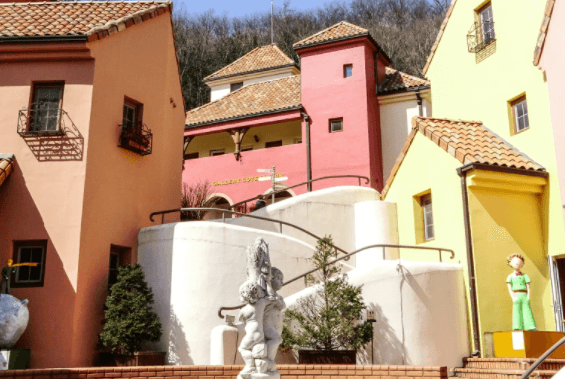 쁘띠프랑스-조각상