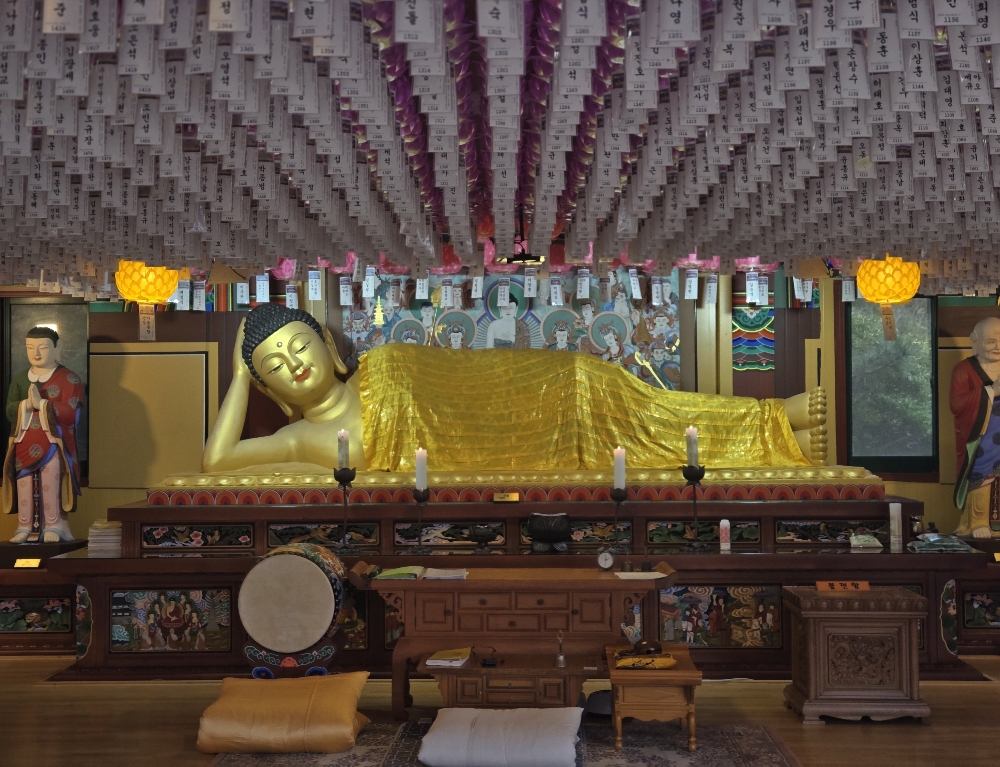 해동용궁사 광명전 와불상 &ndash; 누워 계신 부처님