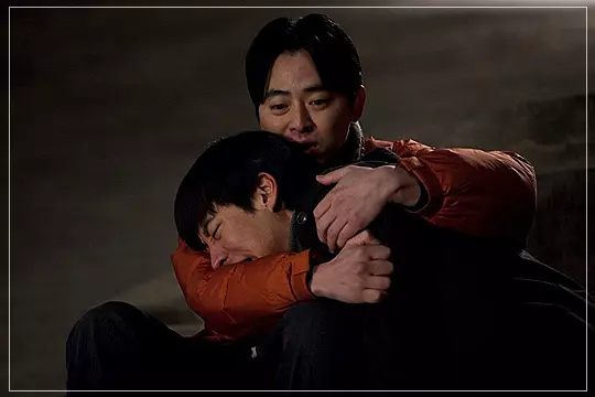 영화-건축학개론-납득이에게-안겨-펑펑-눈물을-흘리는-승민