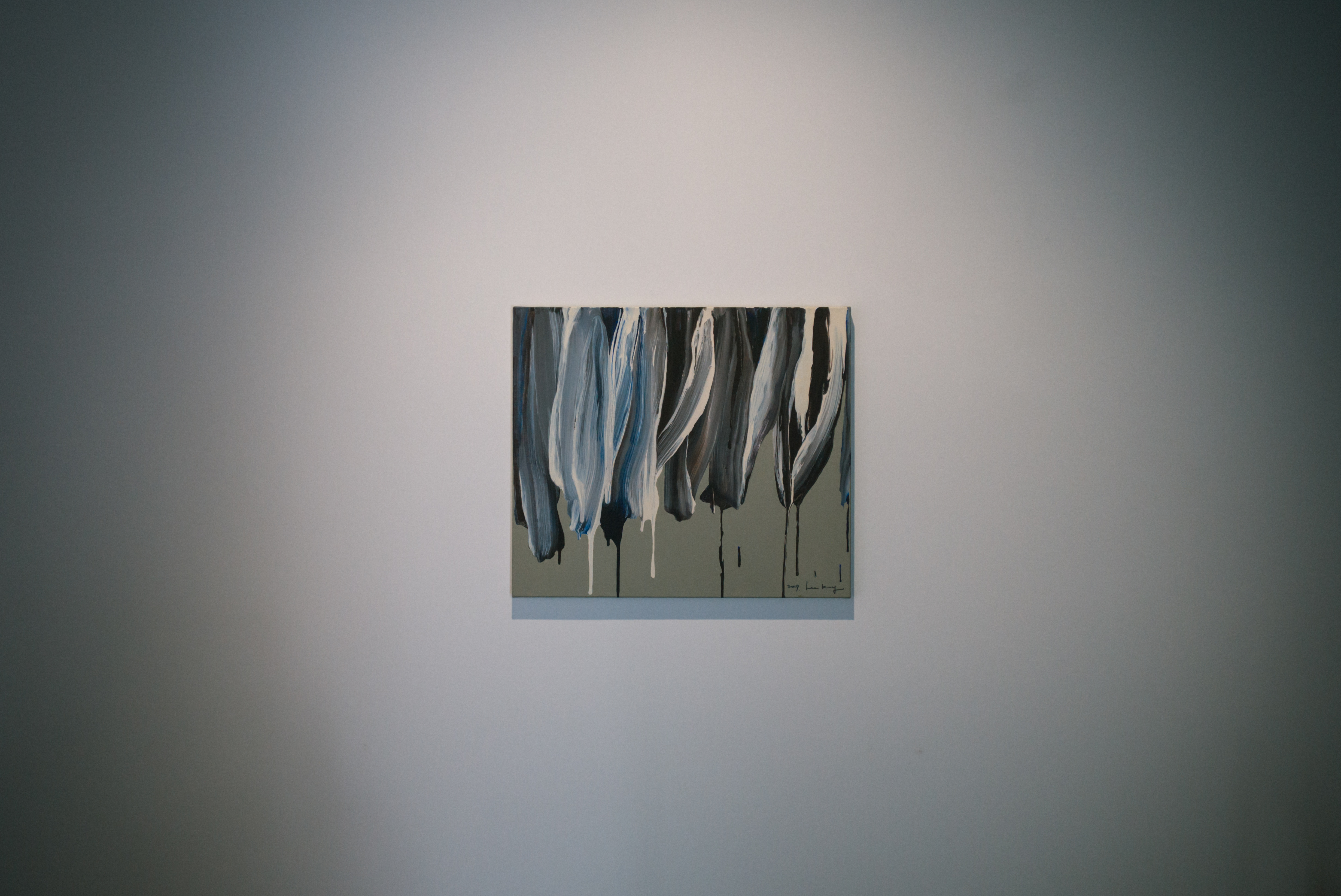 라이카 M-P Typ240에 Summaron 35의 최대 개방으로 찍은 작품 사진. 전시 조명과 더해져 비네팅이 강하게 보인다.