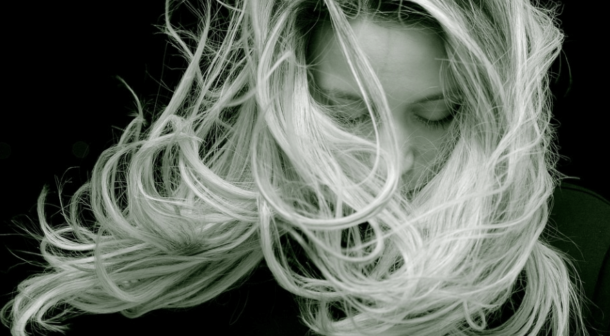 비타민 부족 증상으로 머리가 건조한 여성