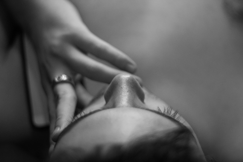 여성 이마를 위에서 바라본 흑백 사진