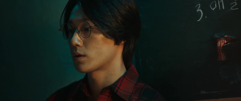 빨간 남방 상위에 안경을 쓴 스위트홈 시즌1의 이은혁을 연기하는 배우 이도현