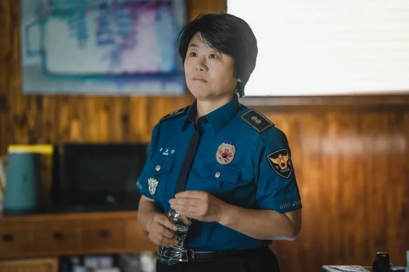 넷플릭스 아무도 없는 숲속에서 윤보민 역을 맡은 이정은