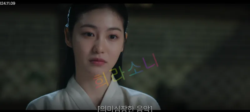 일그러지는 영서의 표정.