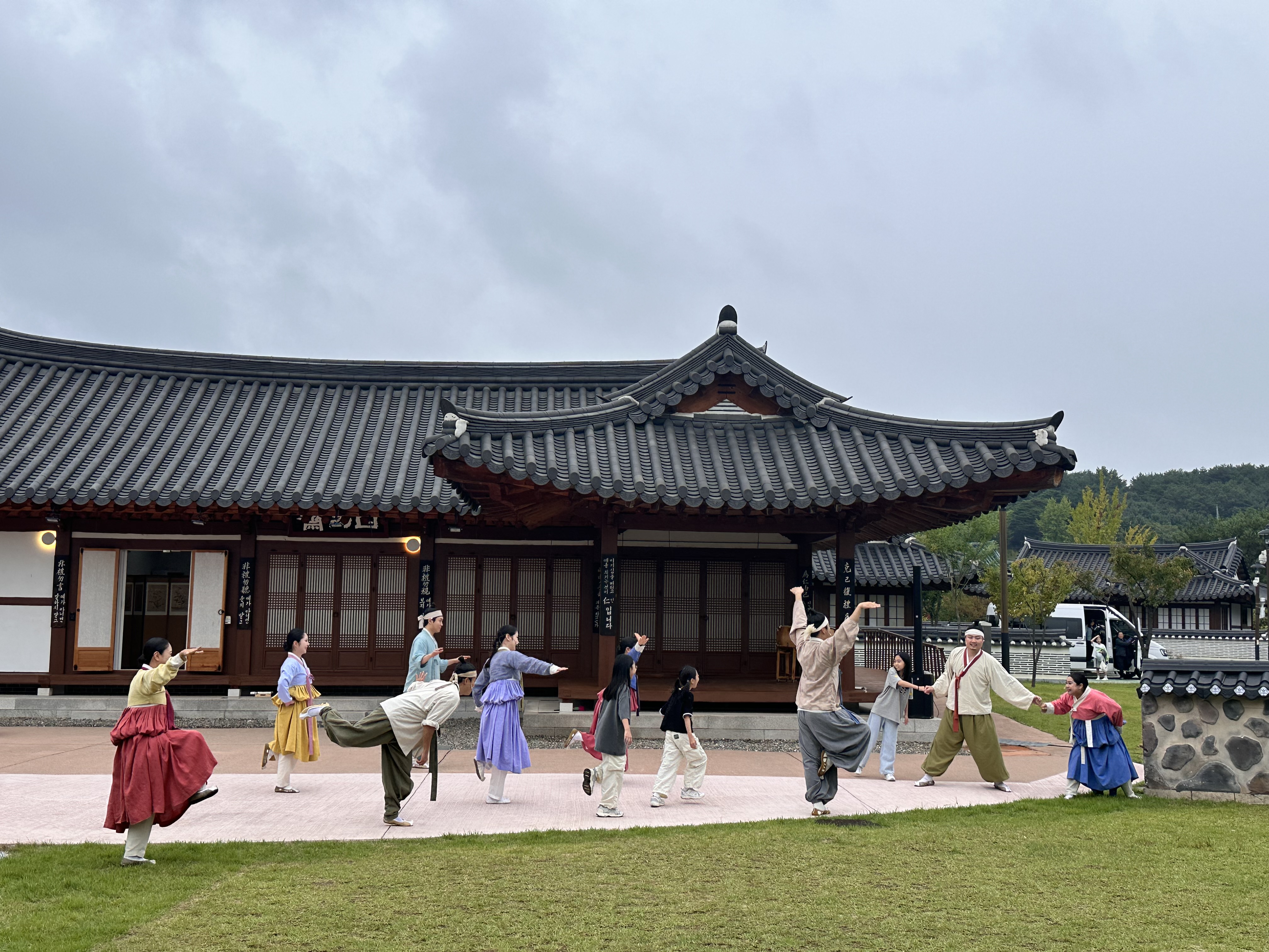 공연팀과 아이들의 무궁화꽃이피었습니다. 놀이중