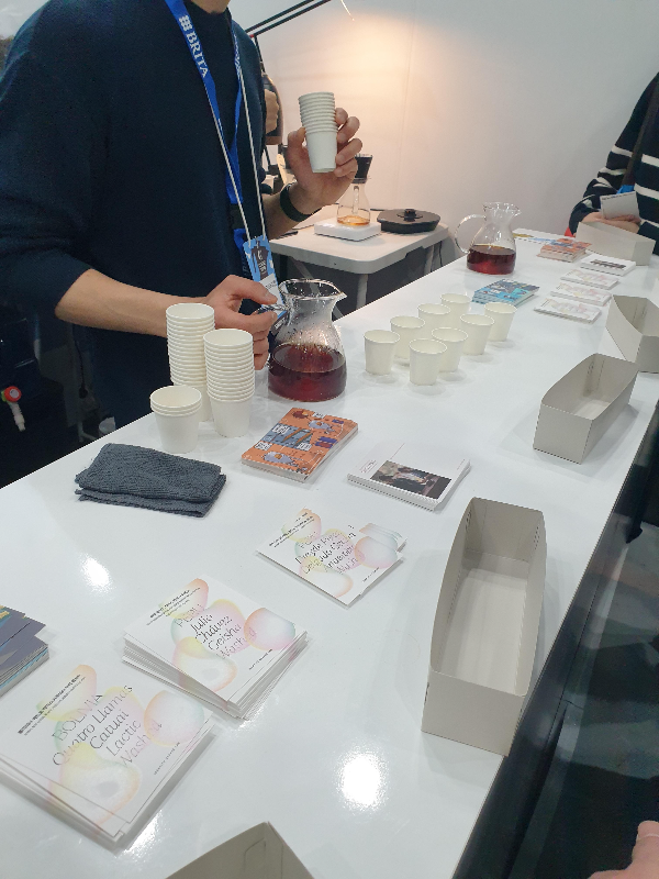 바리스타가 커피를 소개하며 커피를 소분하고 있다.