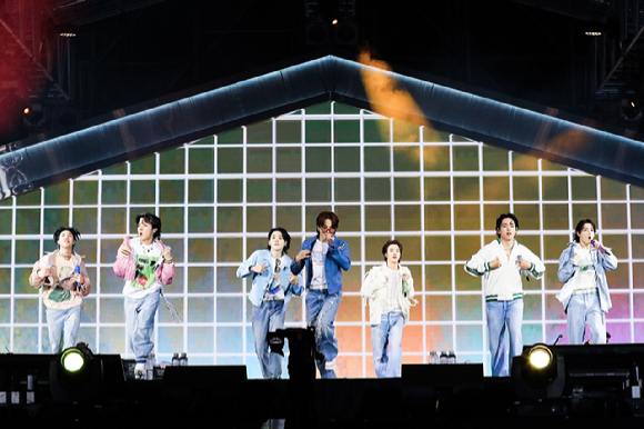 그룹 방탄소년단이 15일 부산 아시아드주경기장에서 2030부산세계박람회 유치 기원 콘서트 &#39;BTS IN BUSAN&#39;(비티에스 &lt;옛 투 컴&gt; 인 부산)에서 무대를 펼치고 있다. [사진=빅히트뮤직]